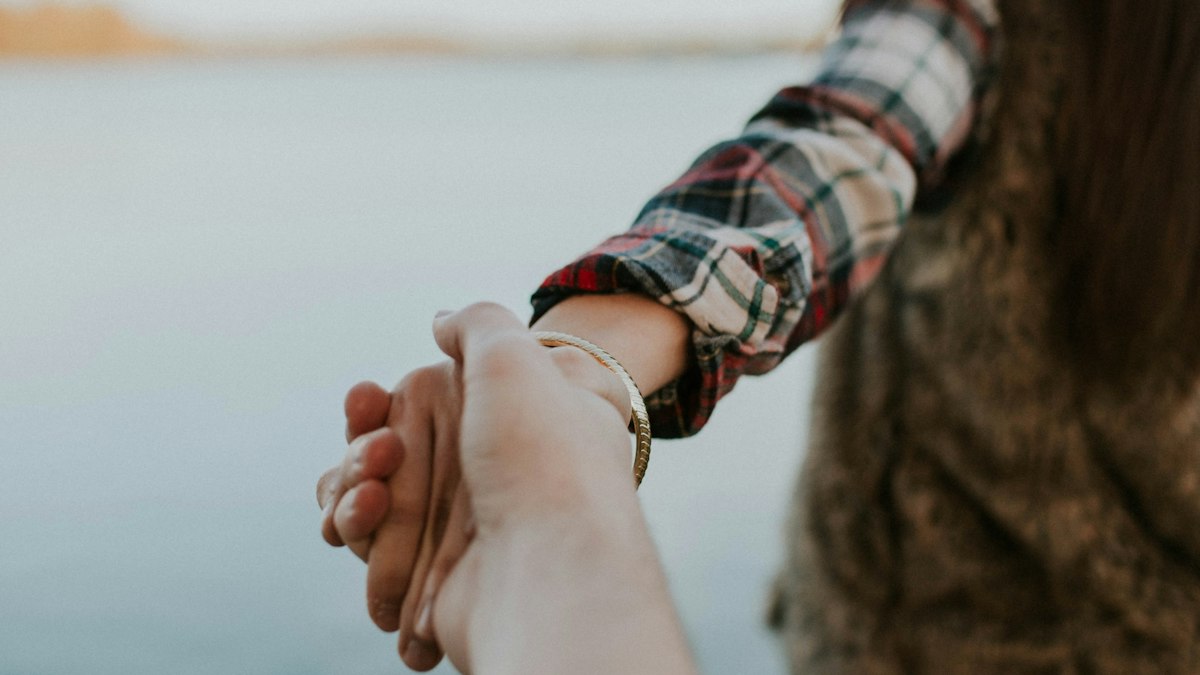 Dos personas cogidas de la mano