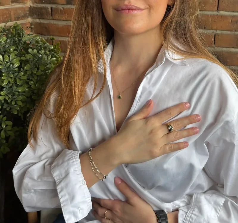 Mano sobre el pecho, atendiendo a lo que se siente en el cuerpo